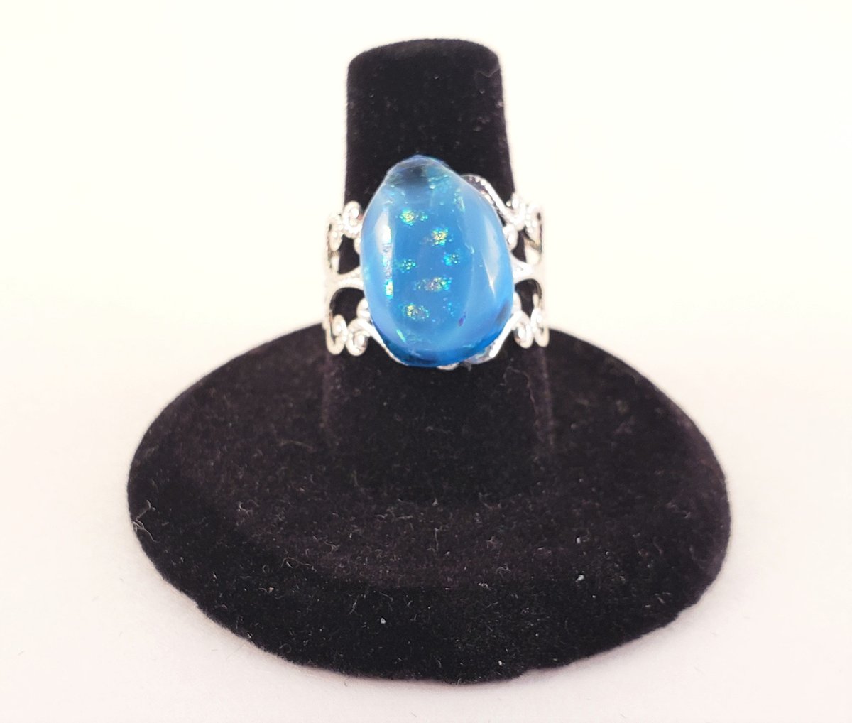 3fatesfiber's tweet photo. Check out this #fusedglass #ring as well as other #jewelry pieces in my #etsyshop.  #etsy #etsyjewelry #etsygifts #glassfusion #fusedglassrings #handmade #handmadebusiness #shopsmall #shopsmallbusiness  #threefatesfiber #boho #silverfiligree https://t.co/en7kOLWa5M https://t.co/8HWGP2h320