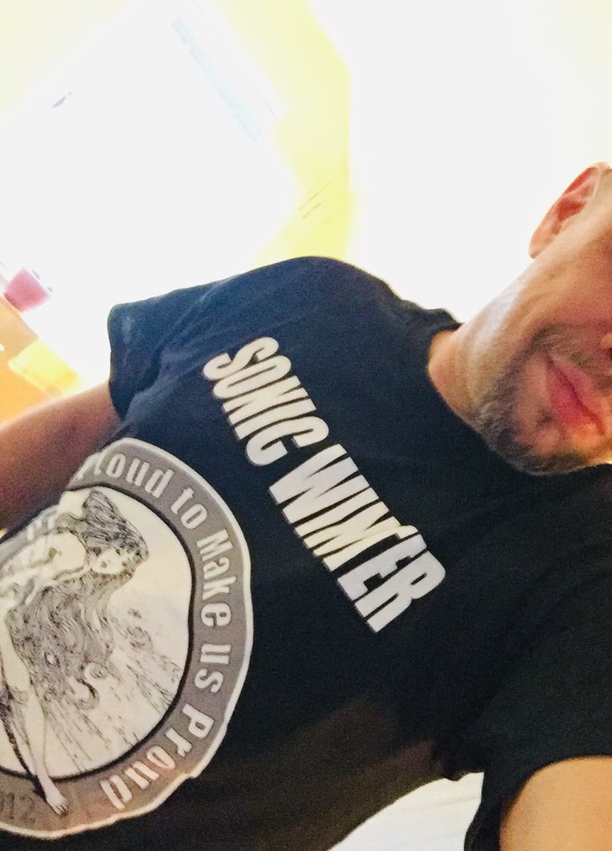 bjornsvoice's tweet photo. As a drummer in Sonic Winter I am very happy to get this fab T-shirt in the mail.💥
Merci beaucoup Jean-Marc!! 🥁👏🏼Perfect fit.
#sonicwinter @SONICWINTER #tshirt #itrocks #rocks #music #swedishfrenchscottishcollaboration #swedish #french #scottish #rockband #rockmusic #drummer https://t.co/bgzpc7Tk0b