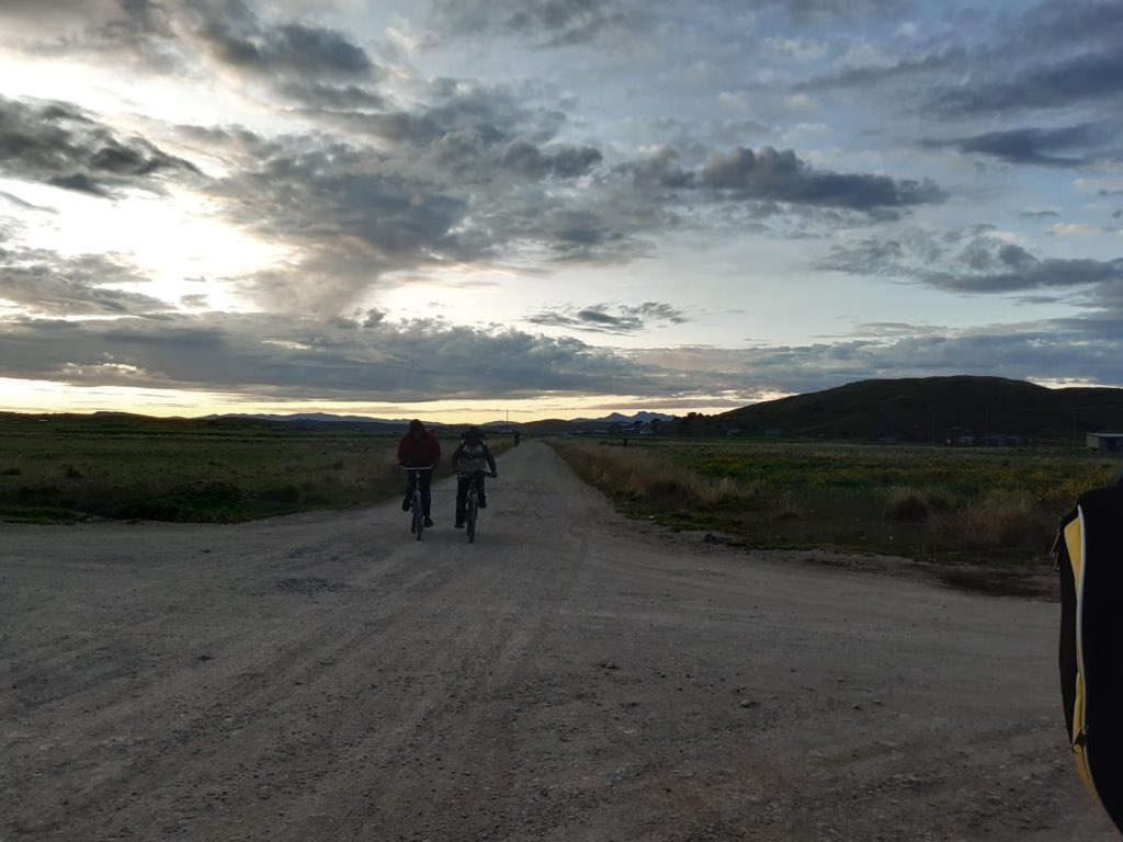 josechasiempre's tweet photo. Recorrieron 9 kilómetros,16 jóvenes  #Caleb en bicicletas a las 4 am, desafiando al frío, oscuridad y la carretera sinuosa. Ellos participan en #EvangelismoCaleb. Esto es, apenas una muestra de estos misioneros voluntarios puneños. Juntos hasta terminar la obra! @prertonkohler https://t.co/xK9zNt3S2R