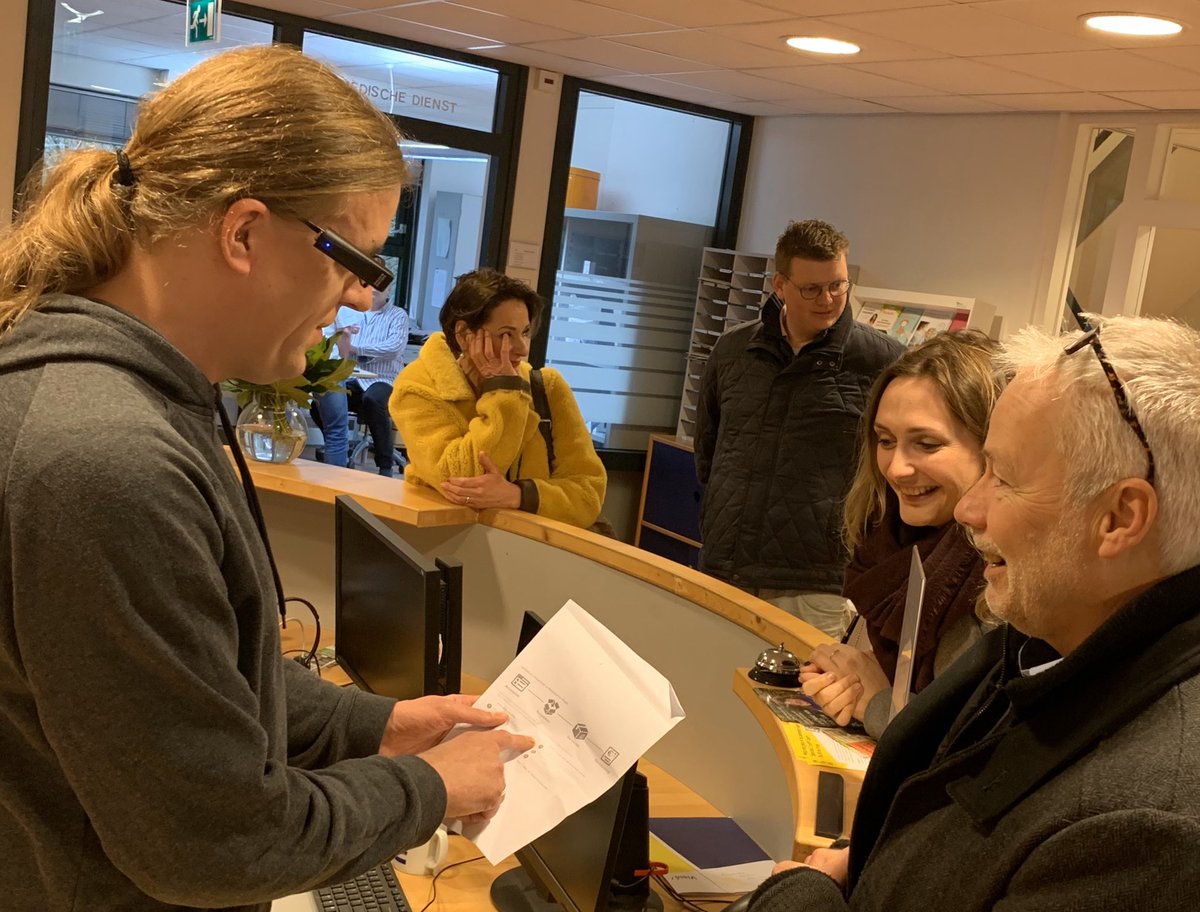 Gelle1's tweet image. Gijs, receptionist bij @KonVisio, is blind en gebruikt de @OrCam. En dat is sensationeel. Camera op brilmontuur maakt foto waar hij je wijsvinger ziet en leest voor. Zo sorteert hij de inkomende post. Maar ook gezichtsherkenning, kan barcodes lezen en producten herkennen. #ehw20