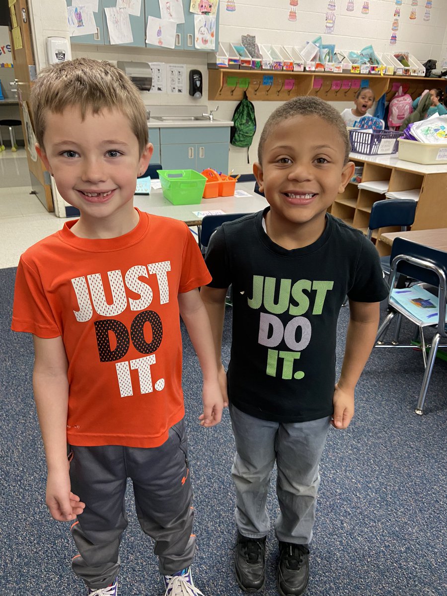 It’s so fun when you accidentally twin with your friend! Even more fun when the discovery is made through reading their shirt and realizing it matches yours 😊