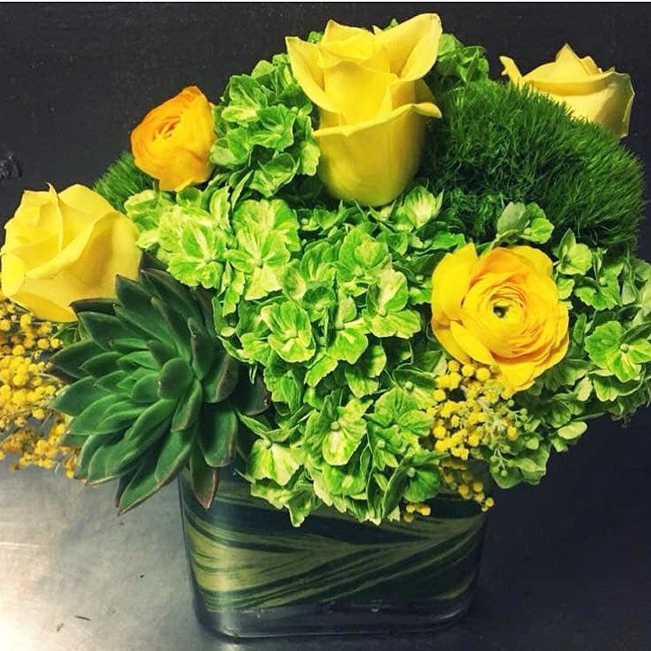 Roses aren’t only red... #thinkoutsidethebox #valentineflorals #newleafflorist