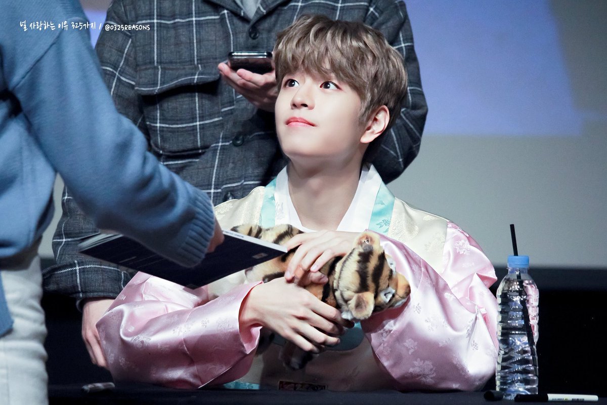 — 200128  ↳ day 28 of 366 [♡]; dear seungmin, today was a pretty chill day at work, i even got closer with some of my colleagues and that is something big for me, anyways i hope you are having a great time in the usa and good luck with the concerts, i love you so much