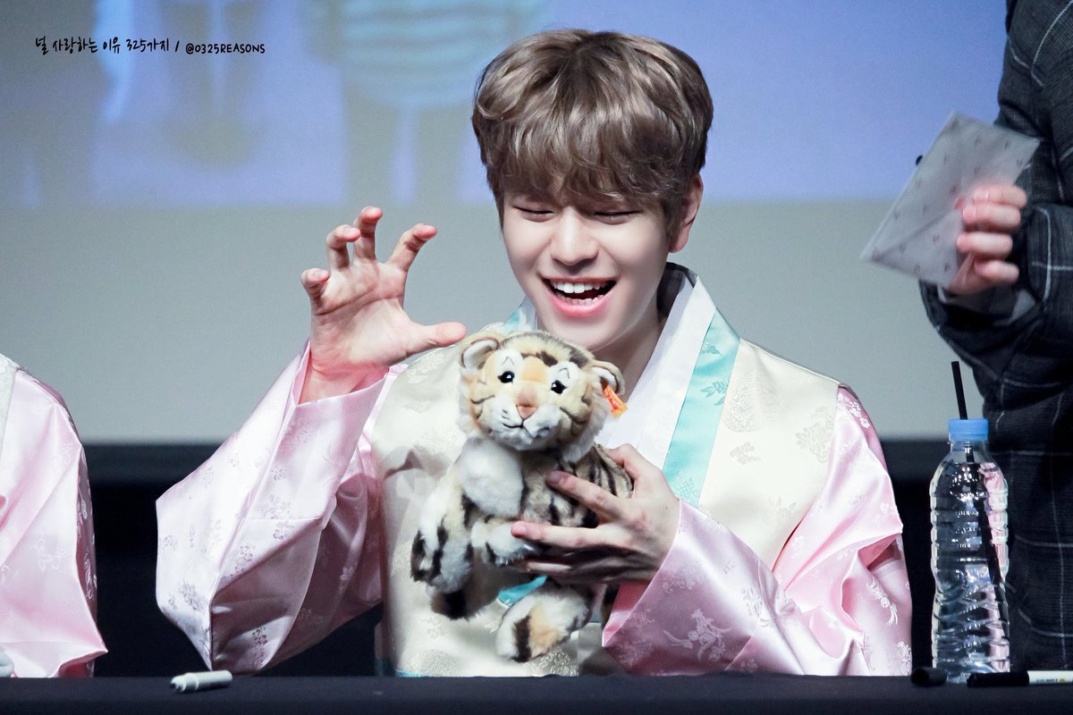 — 200128  ↳ day 28 of 366 [♡]; dear seungmin, today was a pretty chill day at work, i even got closer with some of my colleagues and that is something big for me, anyways i hope you are having a great time in the usa and good luck with the concerts, i love you so much