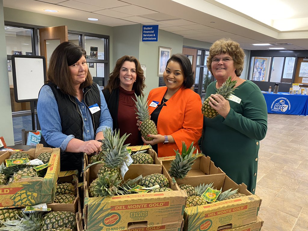 jvmezquita's tweet photo. Loved spending time with our students and staff as they prepared for our Farmerโs Market today. I had to join the fun! @NorthernEssex #myteamisamazing #mycommunitycollege #highereducation #studentaffairs https://t.co/RCO0EHiqn8