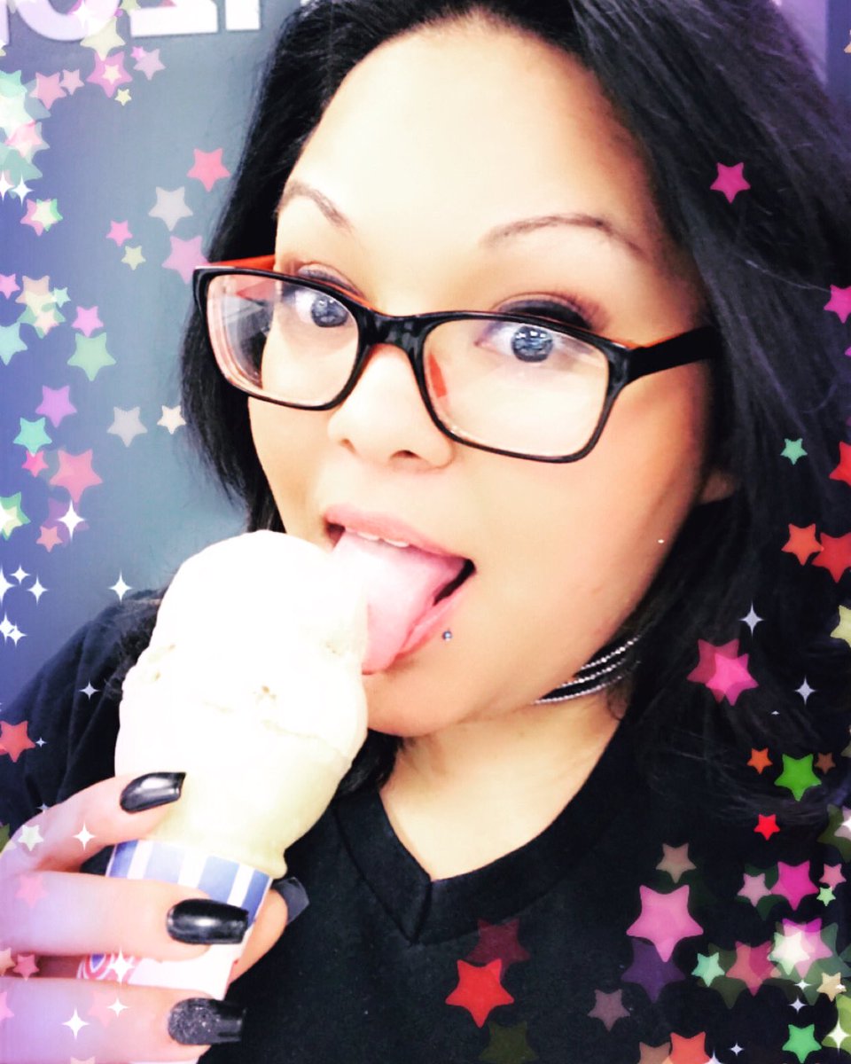 Jacki330's tweet photo. Only in Jersey you see ppl eating ice cream in the winter 🍦 #JerseyThings https://t.co/PSdCX3q8yn