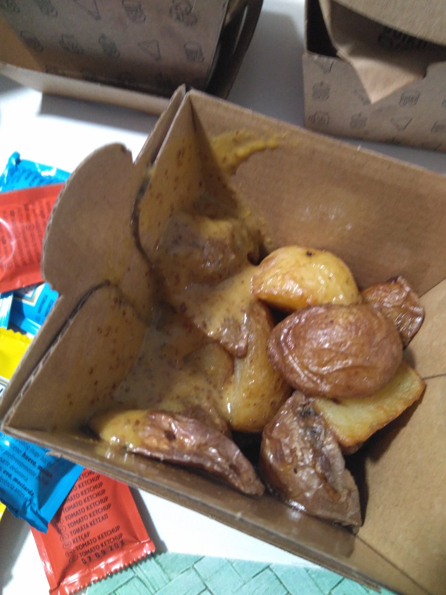 IsabelPradera's tweet photo. @goiko q pena q con la calidad q tiene su comida, hoy nos haya pasado esto: 1 h y 10' para recibir el pedido, y llega en este estado (recipientes de salsa dentro de otra salsa, salsas abiertas y la hamburguesa fría)... Y eso después d pagar 34€ por 2 entrantes y 1 hamburguesa. https://t.co/j9gR63hBX4