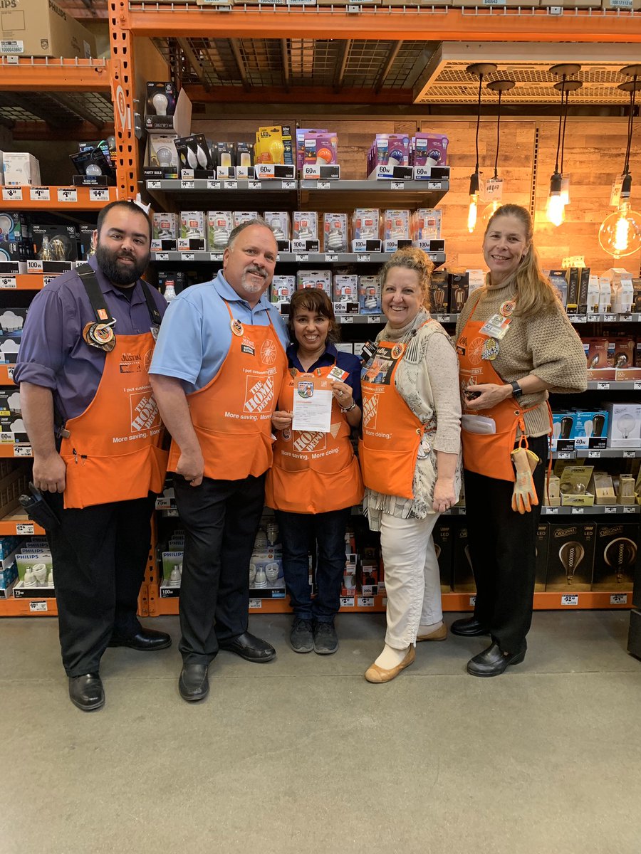 HomeDepot647's tweet photo. DS Mina received a Homer Award from our DM @mike_astorino for D27 store appearance! Great job Mina! #StoreAppearance #KEEP @kari_hd @JabarrBean https://t.co/XfOj1USzzO