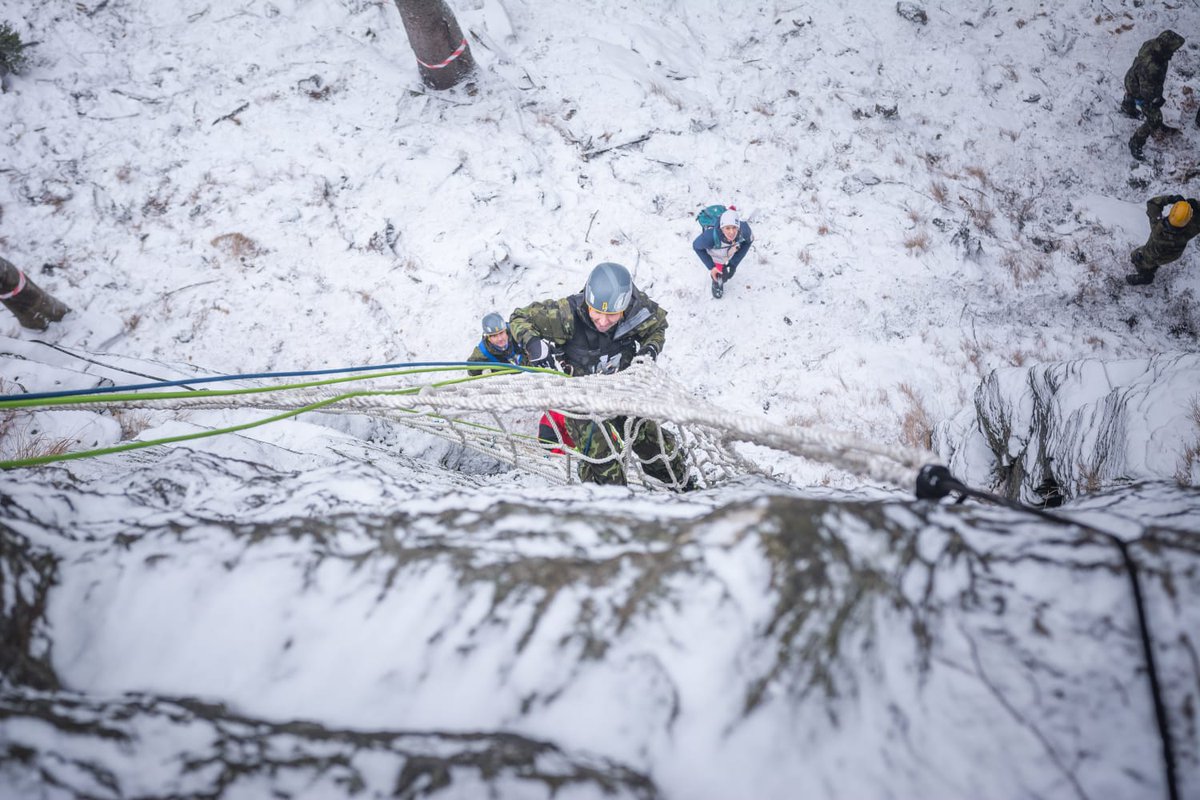 ArmadaCR's tweet photo. Vojáci jsou v druhé polovině nejtěžší etapy závodu #WinterSurvival. Dnes muselo odstoupit i 🇵🇱 dívčí družstvo, ale zbylá dvě děvčata se mimo soutěž připojila k ostatním a závod chtějí dokončit. Dnešní členitá trasa měřila 25 km, došlo i na lanovou cestu ve skalách.

#JsmeArmada https://t.co/T61xHPXsyf