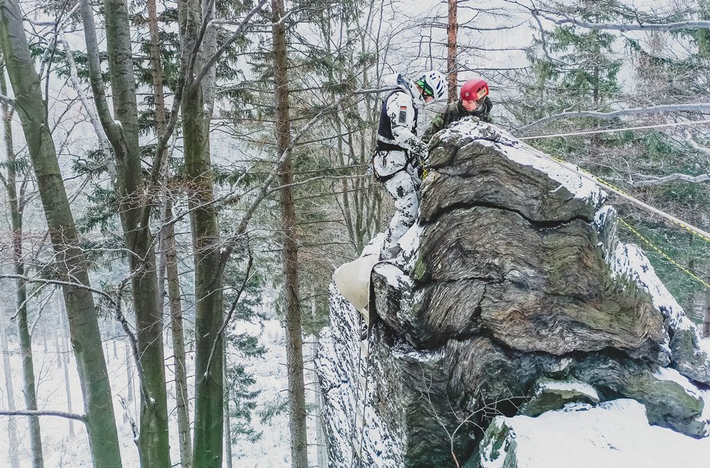 ArmadaCR's tweet photo. Vojáci jsou v druhé polovině nejtěžší etapy závodu #WinterSurvival. Dnes muselo odstoupit i 🇵🇱 dívčí družstvo, ale zbylá dvě děvčata se mimo soutěž připojila k ostatním a závod chtějí dokončit. Dnešní členitá trasa měřila 25 km, došlo i na lanovou cestu ve skalách.

#JsmeArmada https://t.co/T61xHPXsyf
