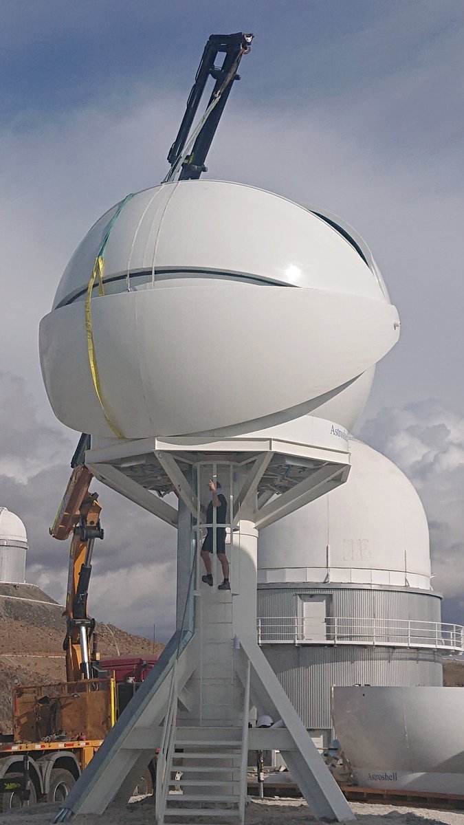 Advice to all who think a dome on a pole is a good idea (like us!!) : make sure you install *all* dome components before lifting it up. To avoid tricky operations like this..