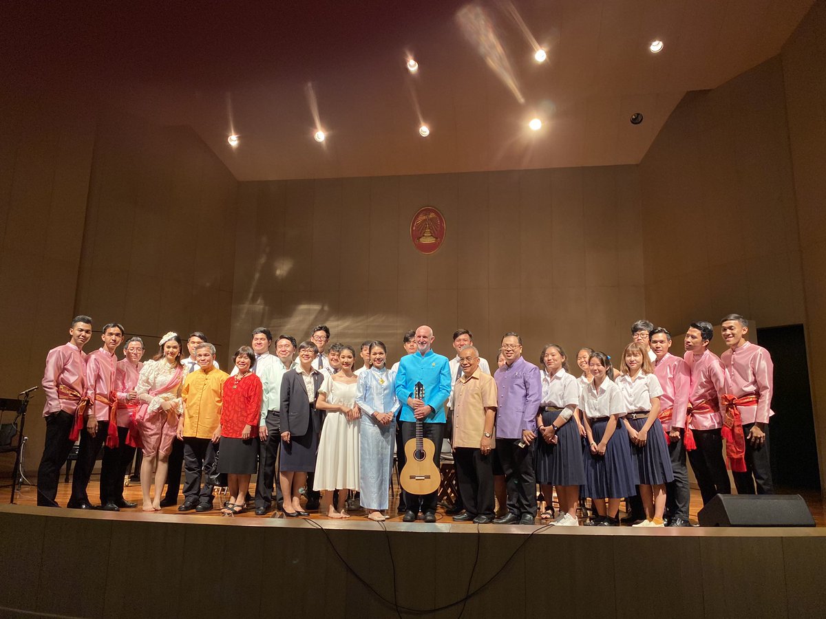NidWiroon's tweet image. Mr. John Gazoli with #wiroonguitar #classicalguitar #Thaibrand