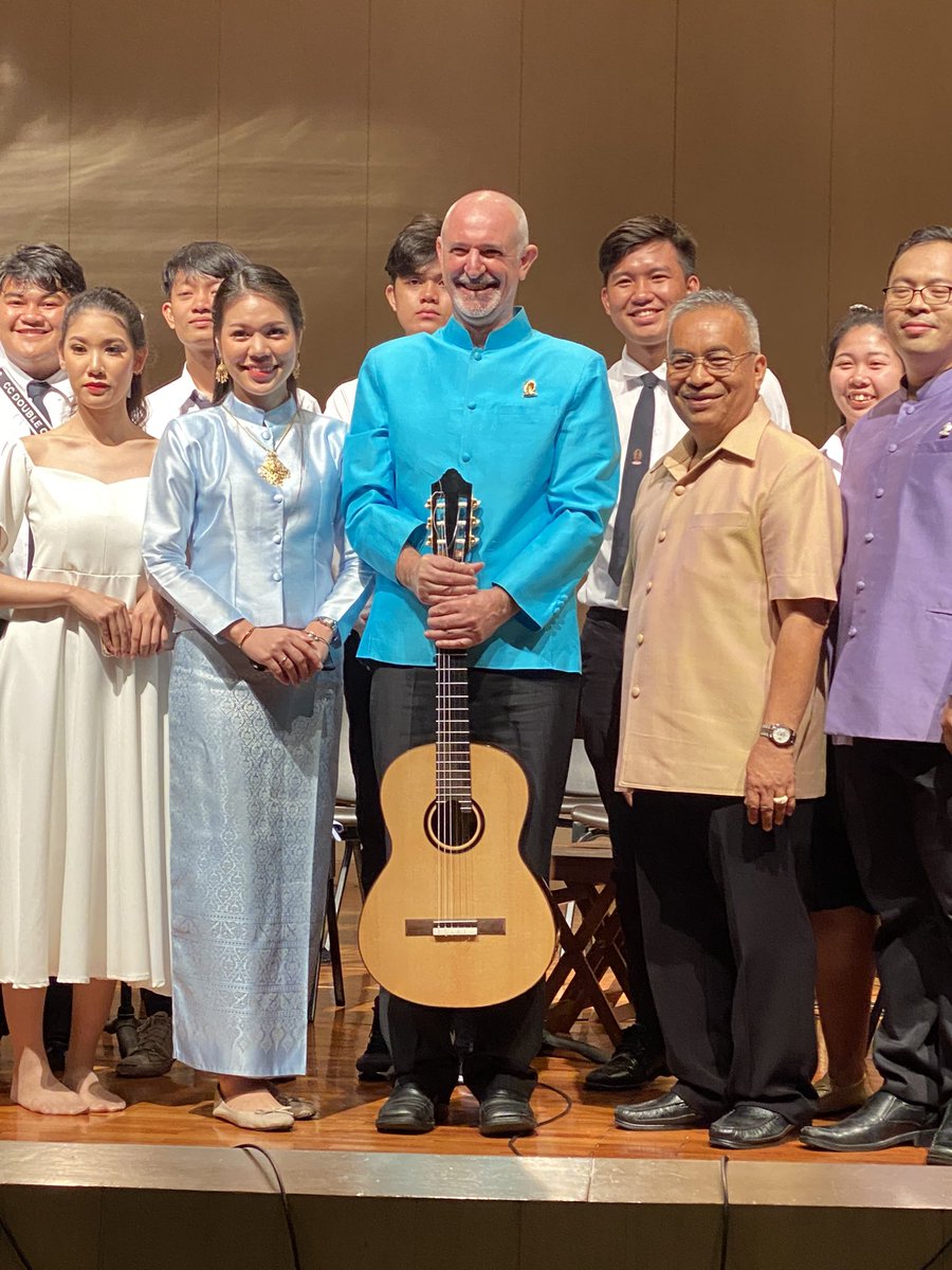 NidWiroon's tweet image. Mr. John Gazoli with #wiroonguitar #classicalguitar #Thaibrand