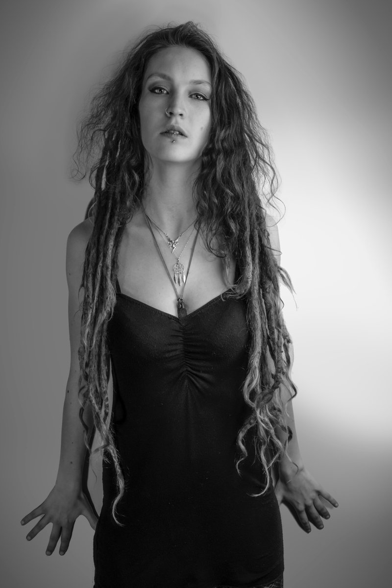 AyeshaMilly's tweet image. Big love to the wonderful Sean Bastick for the incredibly successful photo shoot last week! 📸💕 Here’s one of my favourites. I have a few exciting announcements to make over the next few weeks. Stay tuned ✌️ #photography #musician #partialdreads #bnwphotography