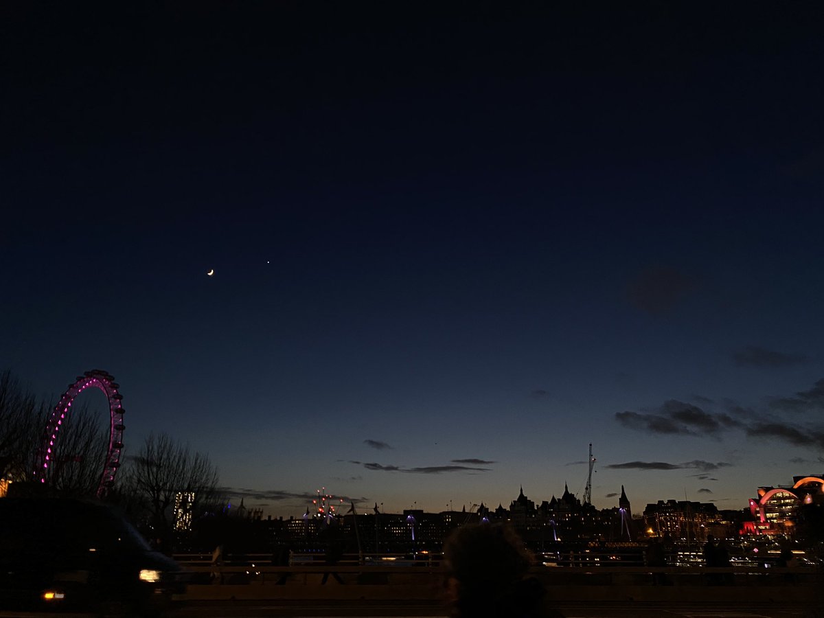 notyvsmin's tweet photo. zoom into the moon https://t.co/8BPSFlO2Jn