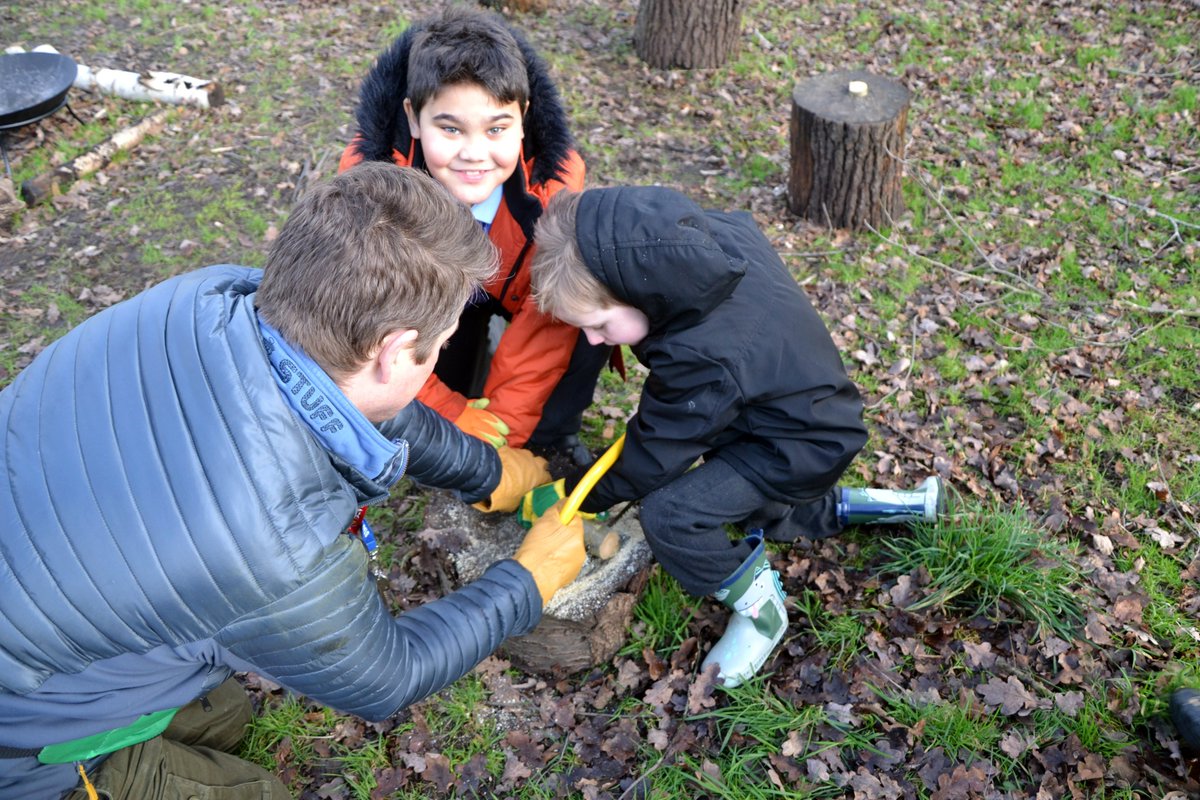 broadmereschool's tweet photo. Today we made thaumatropes. We used a bowsaw with an adult making sure our wood was secure by working in pairs. We also used palm drills making sure our free hand had protective rigging gloves on them. 

Thanks to the @UsefulWood for wood off cuts for today's fire! #forestschool https://t.co/uFvRNaAkkV