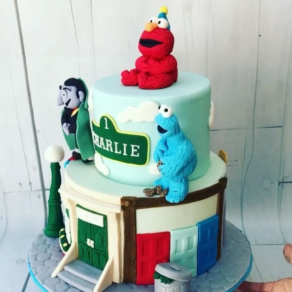 idocupcakes's tweet photo. Flash back to Charlie’s first birthday cake!! Loved this one...this Sunday we’ll be celebrating his 4th birthday so stay tuned for his cake this year :) #sesamestreetcake #kidscakes #fondantcake https://t.co/HlDmrOqhUe https://t.co/CahbgNgvas