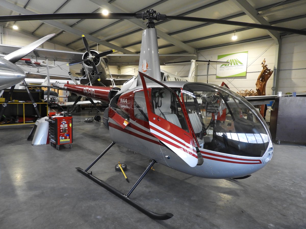 AircraftMN's tweet photo. Kent u de overeenkomst tussen een ´12-years overhaul´ en een puzzel van 1.000 stukjes? De afgelopen weken heeft de Robinson R-44 PH-FVD zo´n 12 years overhaul gekregen. Nu heeft de eigenaar R&amp;W een vrijwel nieuwe R-44 helikopter! Hij kan er weer 12 jaar tegenaan…😉👍. https://t.co/TBMNlSYdax