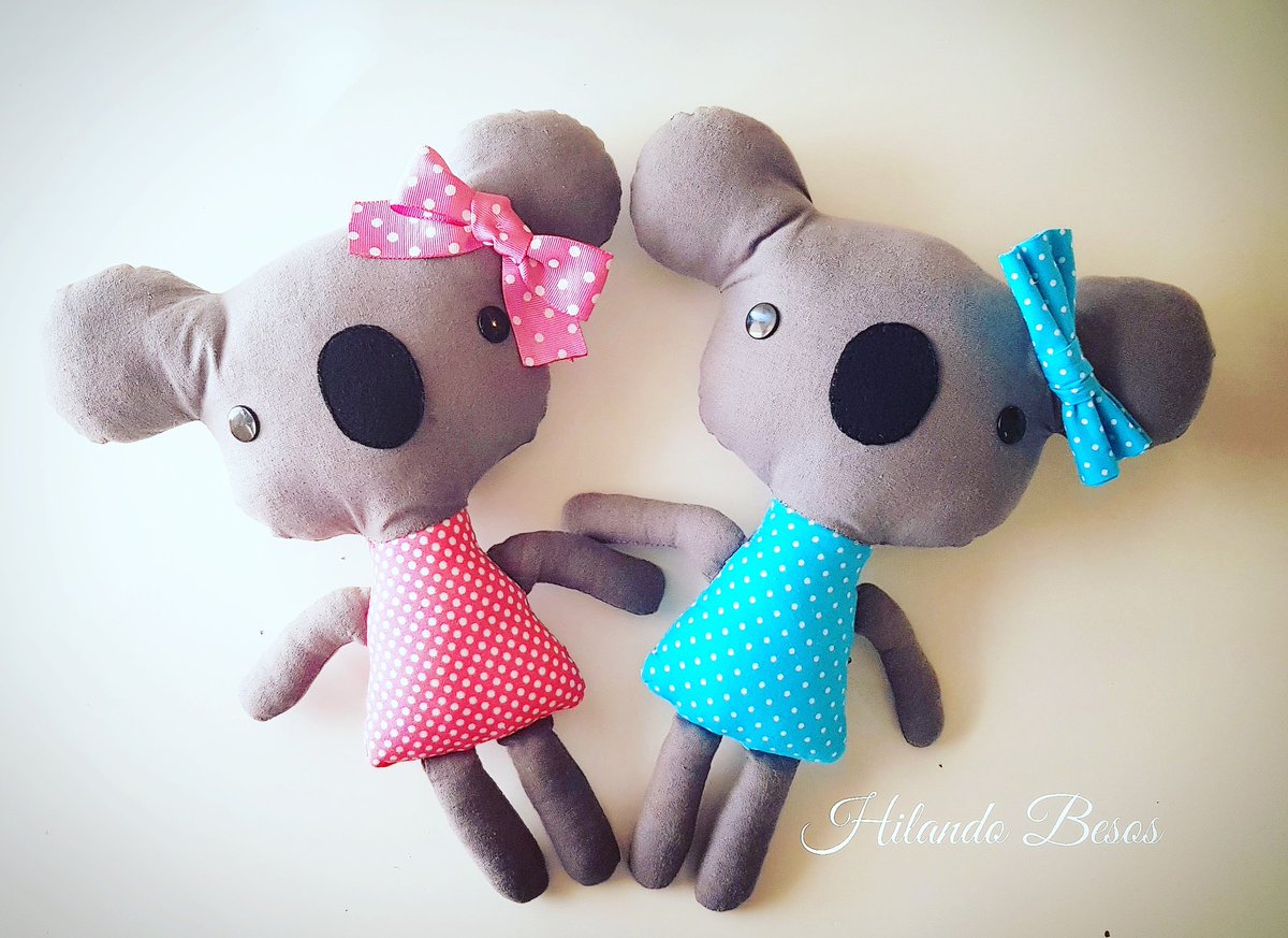 HilandoBesos's tweet photo. Estas son Missy y Lili, las dos koalas hechas por mis niñas. 

Ellas han cosido la cabeza y parte del cuerpo, han dibujado las plantillas en la tela, han cortado todas las piezas y lo han rellenado. El resto les he ayudado yo.

#peluchekoala #handmade
#hilandobesos https://t.co/JYMteZJ9UV