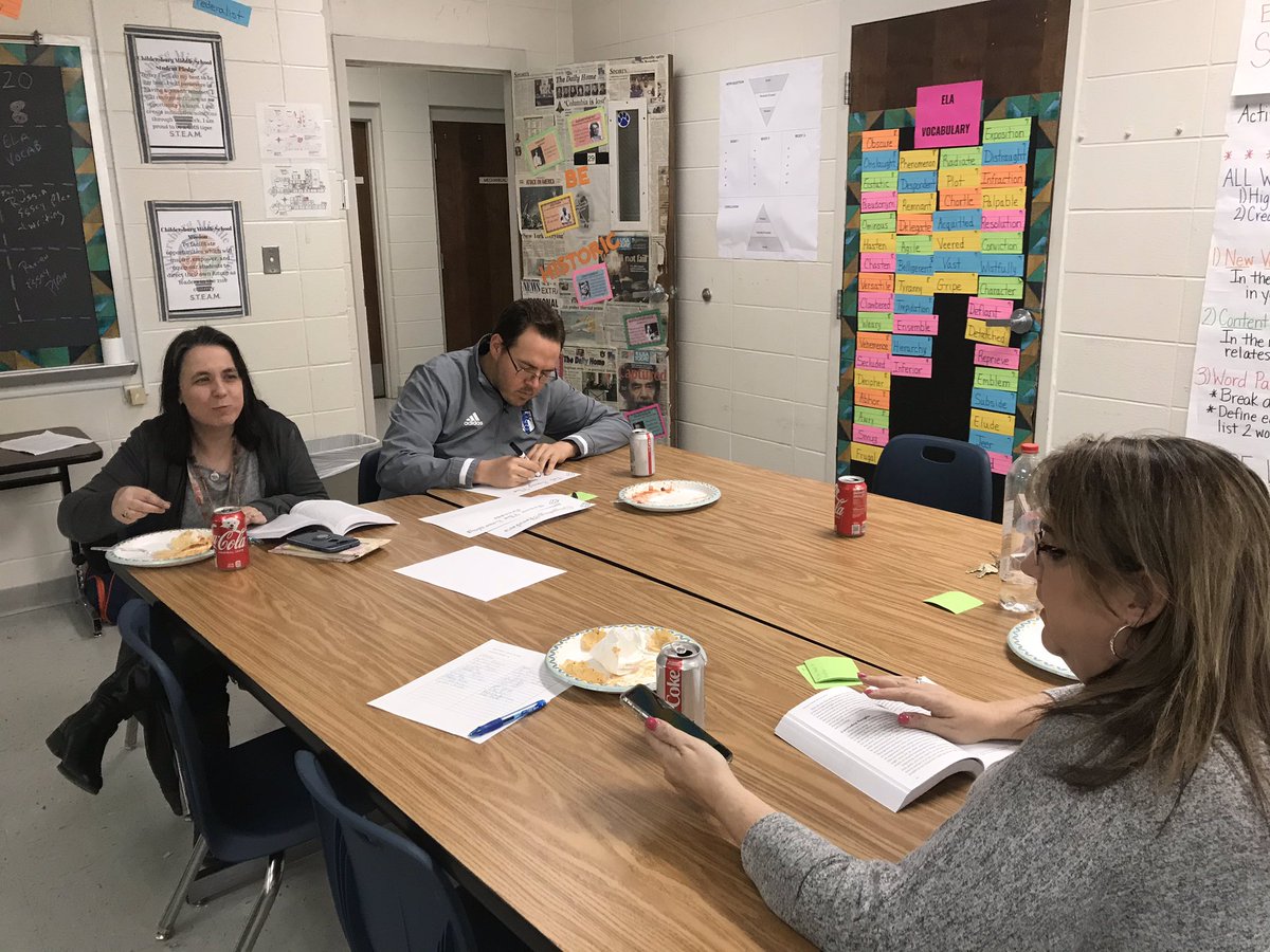 cosper_science's tweet photo. Ts creating paper slides about meeting learners where they are #empowerCMS #learnercenteredinnovation @jenajonescms @jackscms @AshleyGableCMS https://t.co/hanhBEn22X