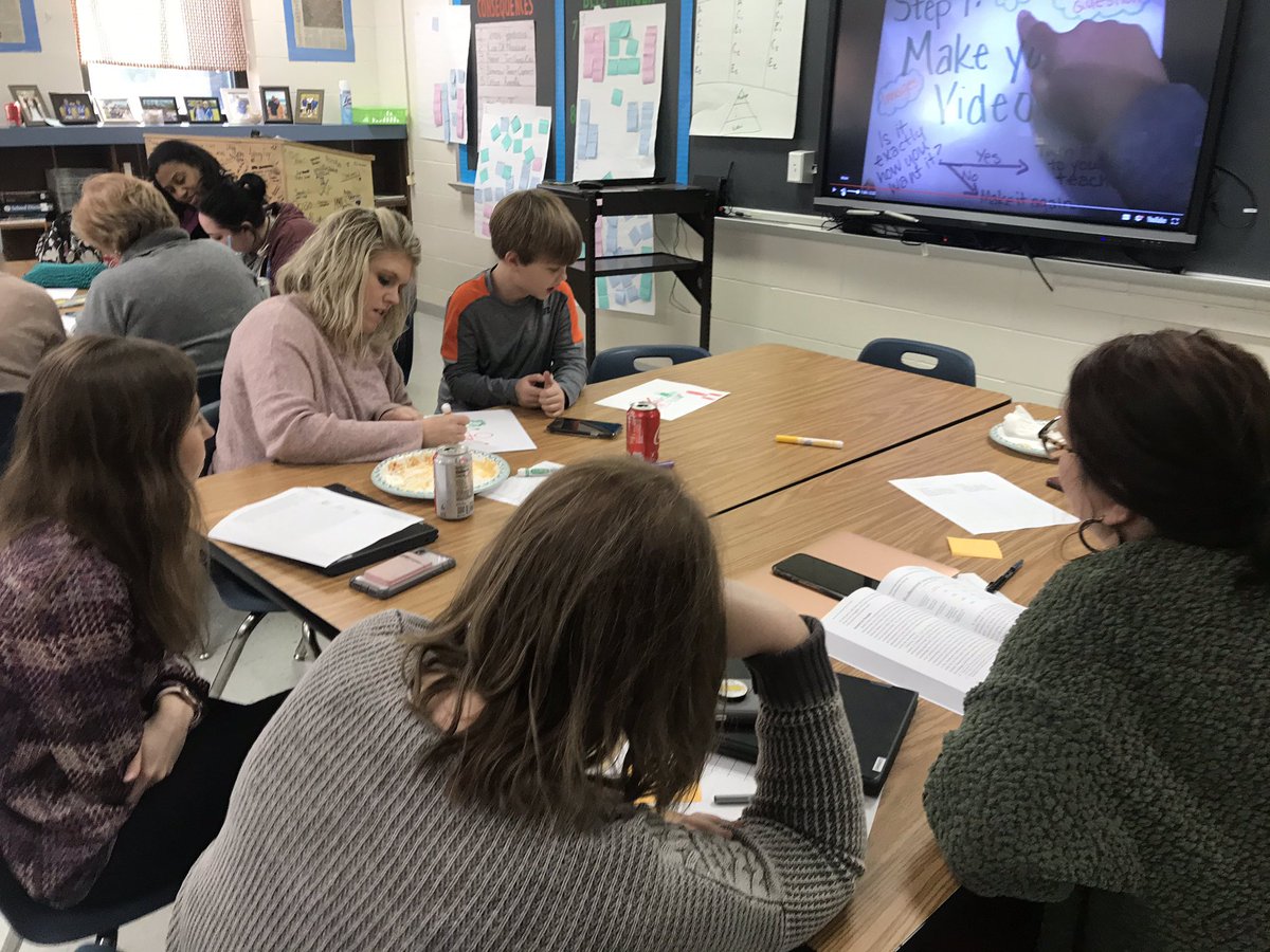 cosper_science's tweet photo. Ts creating paper slides about meeting learners where they are #empowerCMS #learnercenteredinnovation @jenajonescms @jackscms @AshleyGableCMS https://t.co/hanhBEn22X