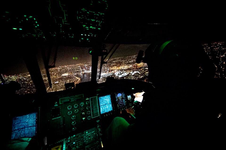 RAFPhotog's tweet photo. Nothing better than walking about @visitlondon capturing images of the city, well unless of course you have an @RAF_Odiham based @18Squadron @BoeingDefense Chinook flying the heli-lanes, as Cpl Travis &amp; SAC Hopkins did tonight... https://t.co/9ctXnJFriW