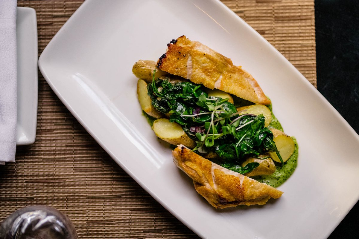 CityTable's tweet image. #Whole30 menu spotlight: The Whole '54'! Pan-roasted Green Circle Farms chicken with garlic potatoes, sautéed spinach, and Peruvian aji verde. Best of all, a portion of the proceeds benefit @TedysTeam, a non-profit co-founded by @TedyBruschi! #whole30approved #januarywhole30