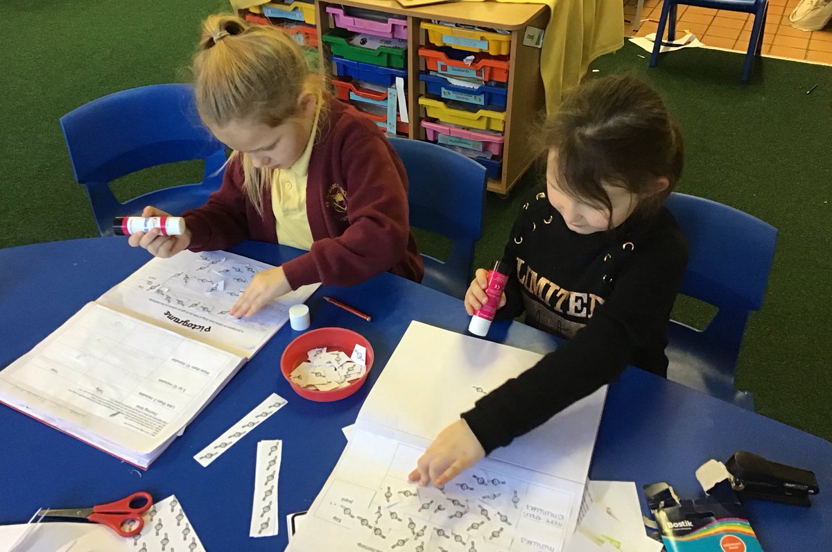 StAlbansSchool1's tweet photo. #SACAPSY1 and #SACPSY2 enjoyed finding out how long it takes their friends to get to school each day. They presented their findings in a tally chart and a pictogram. @CSC_Numeracy #SACPSNUM https://t.co/CmSowQIZiB