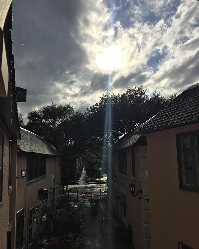 Nummymuffin's tweet photo. The rain seems to be clearing for now. #rainyday #verandaview #houwx #cloudporn #instaclouds https://t.co/0s7zAfJeDg https://t.co/NiFPF0RHaO