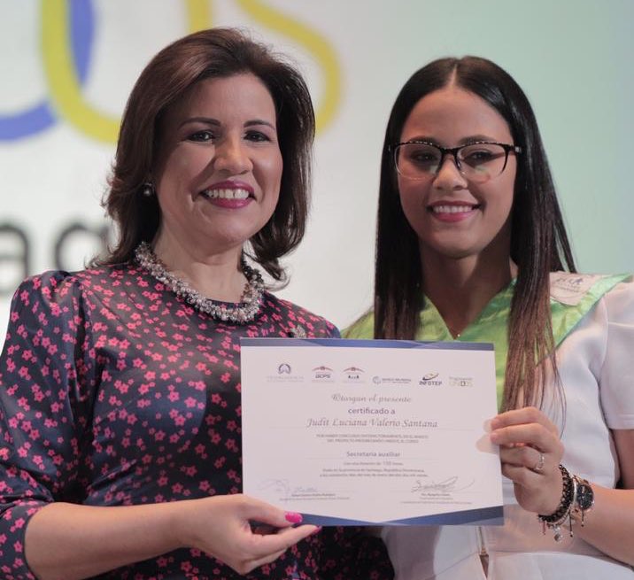 SuperateRDO's tweet photo. La vicepresidenta @MargaritaCdF hace entrega de los certificados a los nuevos profesionales. ¡Enhorabuena! #ProgresandoUnidos 👩🏾‍🎓👨🏾‍🎓 https://t.co/Lxj0fgdaWa