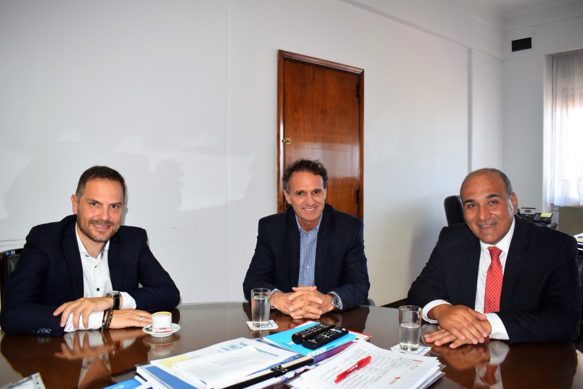 JuanManzurOK's tweet image. Mantuvimos una provechosa reunión de trabajo con el ministro de Obras Públicas Gabriel Katopodis y sus colaboradores con quienes coordinamos una pronta visita a Tucumán para planificar acciones que ayuden a reactivar los proyectos cancelados y olvidados por la gestión anterior.