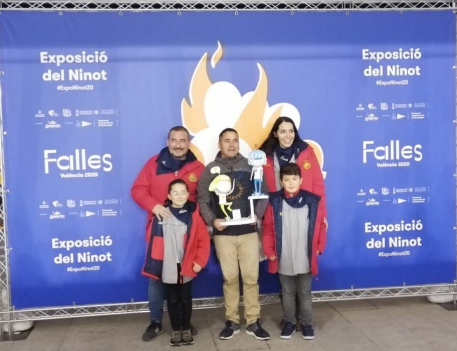 FLuisLamarca's tweet photo. Esta vesprada @XimoFoix ha deixat, davall l'atenta mirada d'Adriana i Òliver, en l'Exposició "Igualtat" un xicotet Ninot part d'eixa Falla que farà les delícies dels Grans i Xicotets LLV lovers, en la secció 4a #LesDonesFemHistória #VullFalla #somLLV #Falles2020 #50tenariLLV https://t.co/yGcSuqLZHT