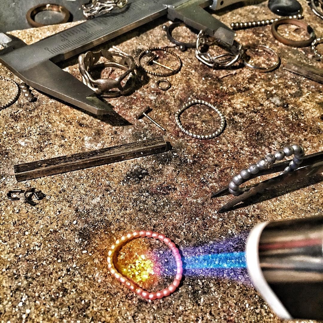 Ring making time for bespoke pendants ... #sterlingsilver #anealing #havingfun #handmade #makingrings #turninguptheheat #hotstuff #pendants #jewelrymaking #handcraftedjewelry #meltinggold #ringmaking #goldsmith #mikeadamjewelry #mikeadam #jewelrylovers #love #goldjewelry #rings💍