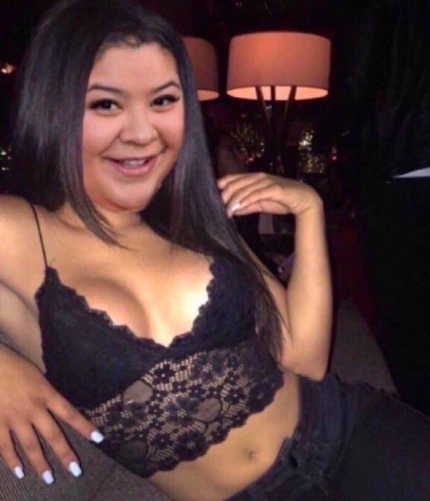 Ieezi17's tweet photo. @momothestalIion Idkkkk im thinking bout it https://t.co/Op69HVpA5W