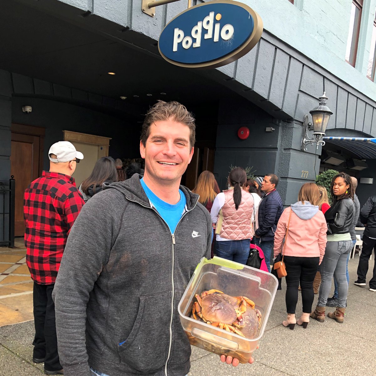 PoggioTrattoria's tweet photo. When your seafood is this fresh, the line is out the door. 🦀🦀🦀#eatlocal #fishlocal #dungeness #crab #sausalito #chefben #captainben #poggiotrattoria https://t.co/p1UjMcO92p