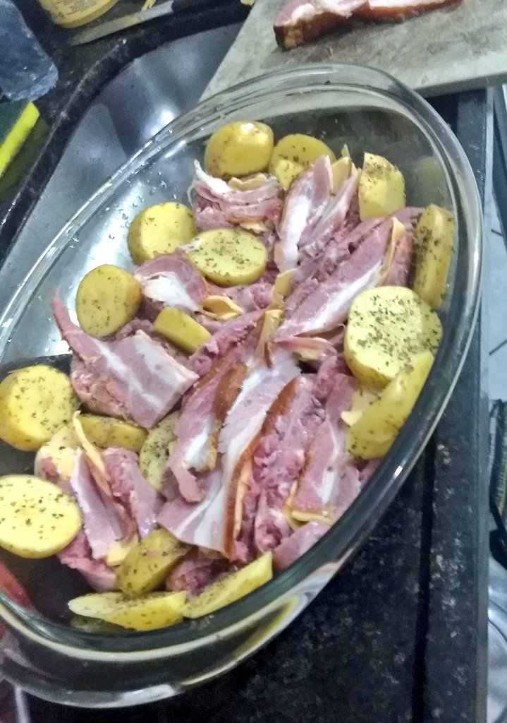 KRocha2017's tweet photo. Será que vai ficar bom?
#linguiçatoscana #recheada #noforno 🤤 https://t.co/G3o1t7DH18