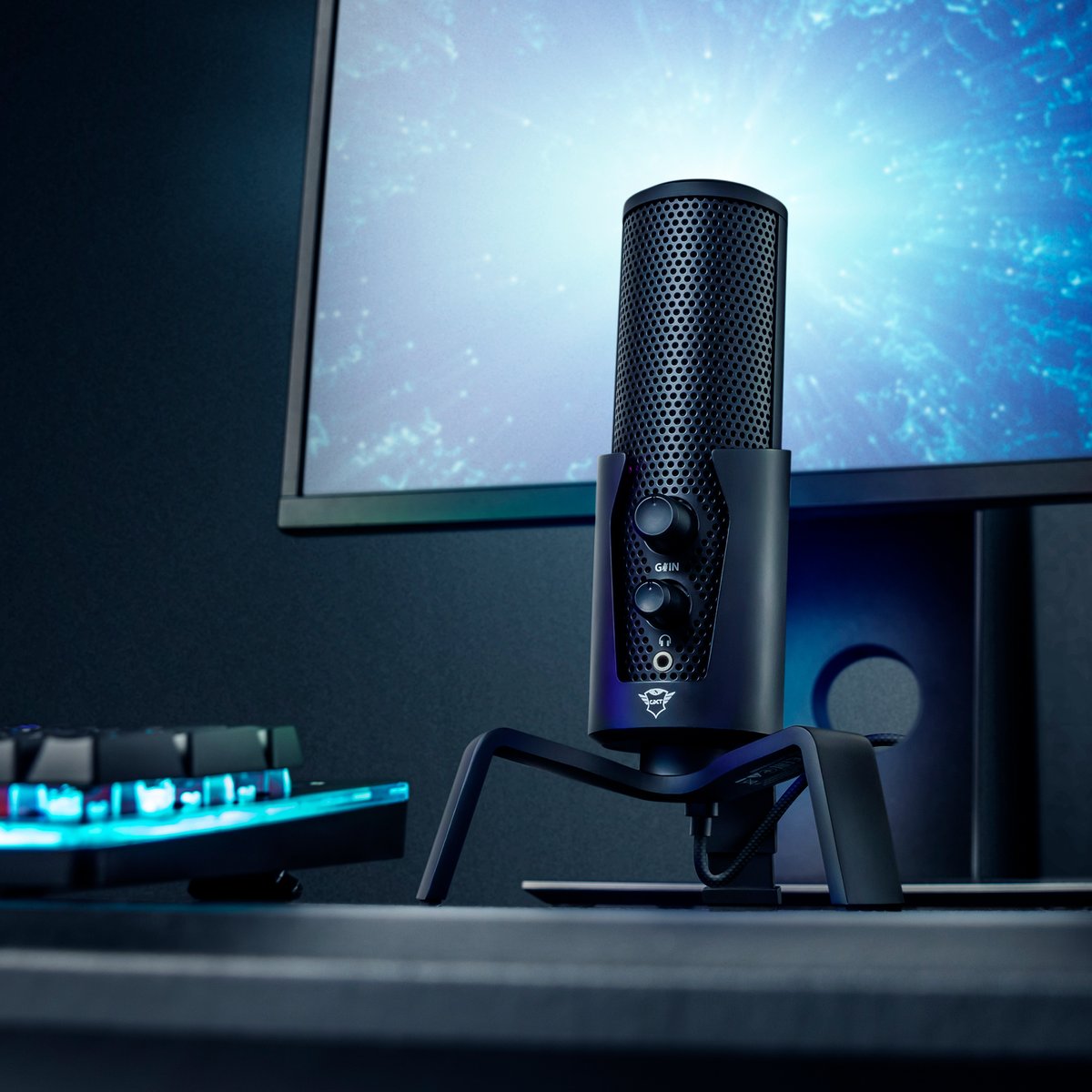 TrustGaming's tweet image. New premium streaming microphone with 4 recording patterns to get the best performance in any situation! Our GXT 258 Fyru USB 4-in-1 Streaming Microphone is in stores now. For more info, please visit trust.com/23465

#StreamingMicrophone #Microphone #Streaming