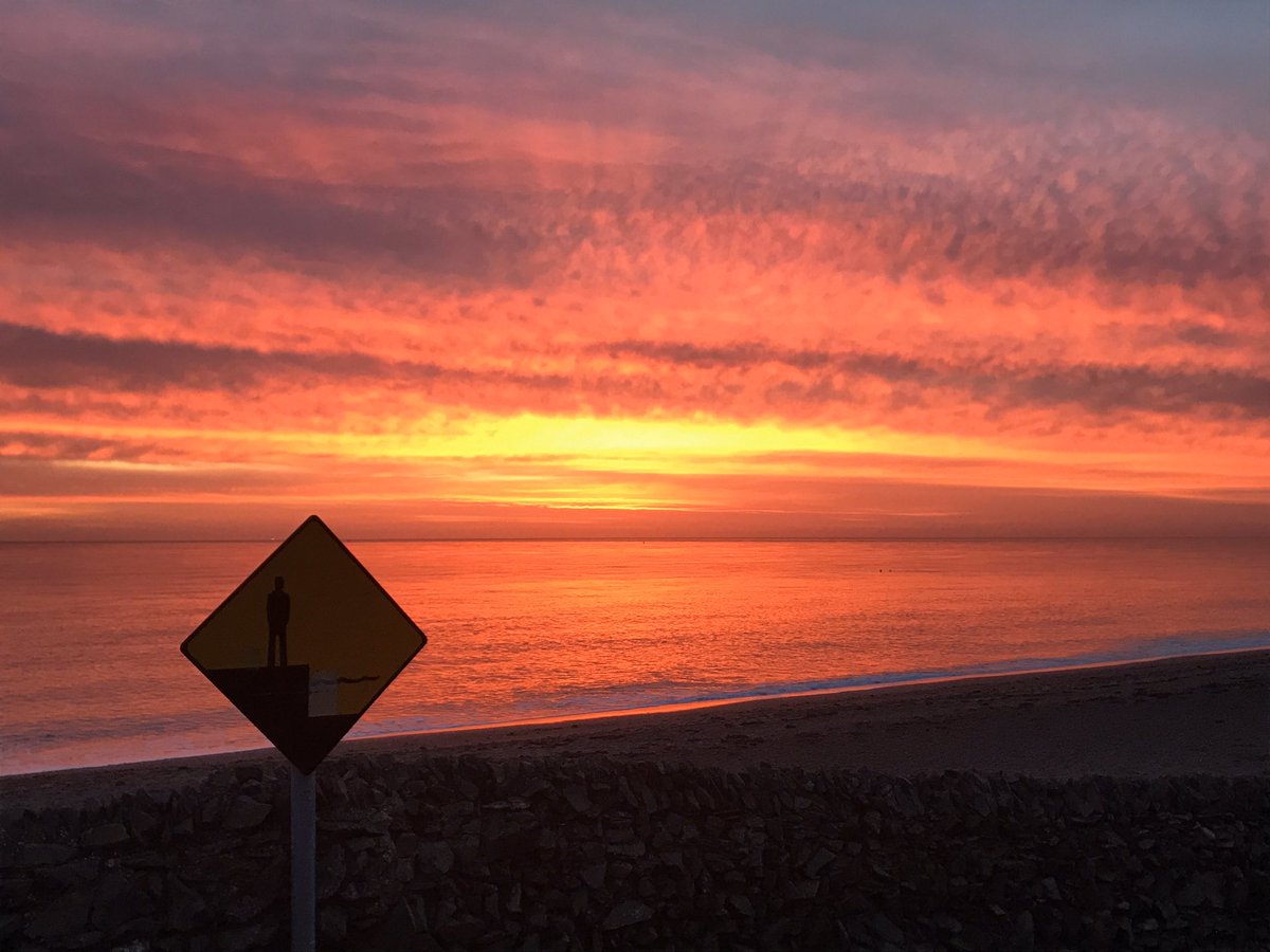HikesHush's tweet photo. Where in the world but wicklow would you find a signpost reminding you to pause and take in the view! #greystones https://t.co/3Ydtfc0gHq