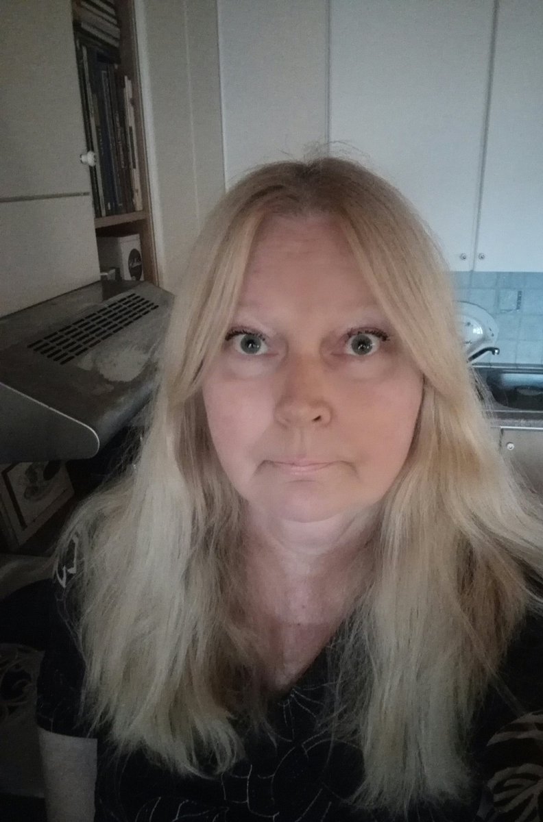 DillemuthS's tweet photo. Nypin eilen irtoripset pois. Ripset kasvavat omaan pituutensa 3-4 kuukaudessa eli tynkäripset jäljellä. Nyt voi olla 'meikitön' välillä kun iho sellainen että siinä en käytä mitään. Laiskuuttani pitänyt kun niin vaivaton. Kyllä oli outoa laittaa ripsiväriä pitkästä aikaa. #ripset https://t.co/ujjZmRmcPB
