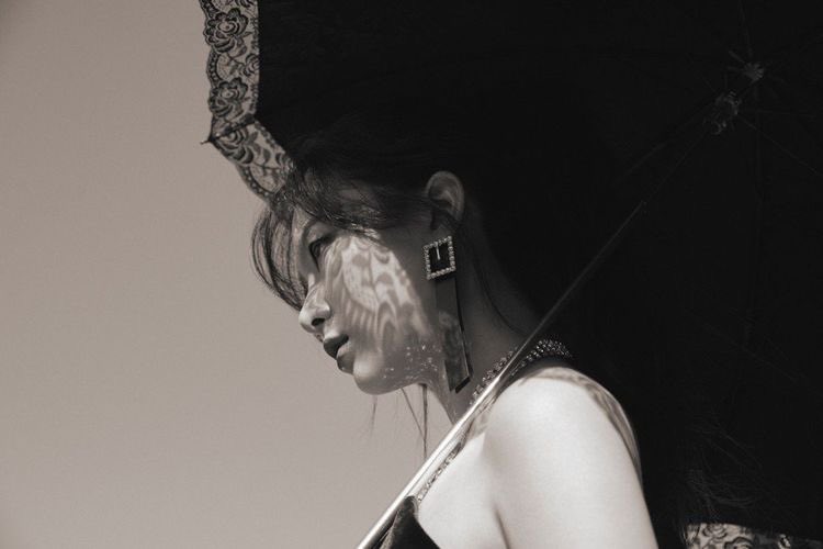 " คุณหญิงพระพายเสียสติไปแล้ว เมื่อหลายคืนก่อนมีคนเห็นหล่อนสวมใส่ชุดวิวาห์กรีดข้อมือตัวเองแล้วร่ายรำหน้ากระจก ว่ากันว่าเป็นพิธีเรียกซาตาน "

" บ้าไปแล้วรึไง ซาตานมีจริงที่ไหนเล่า "

" แล้วหญิงชุดดำข้างหลังคุณหญิงคนนั้นคือใครกันเล่า "

#seulrene