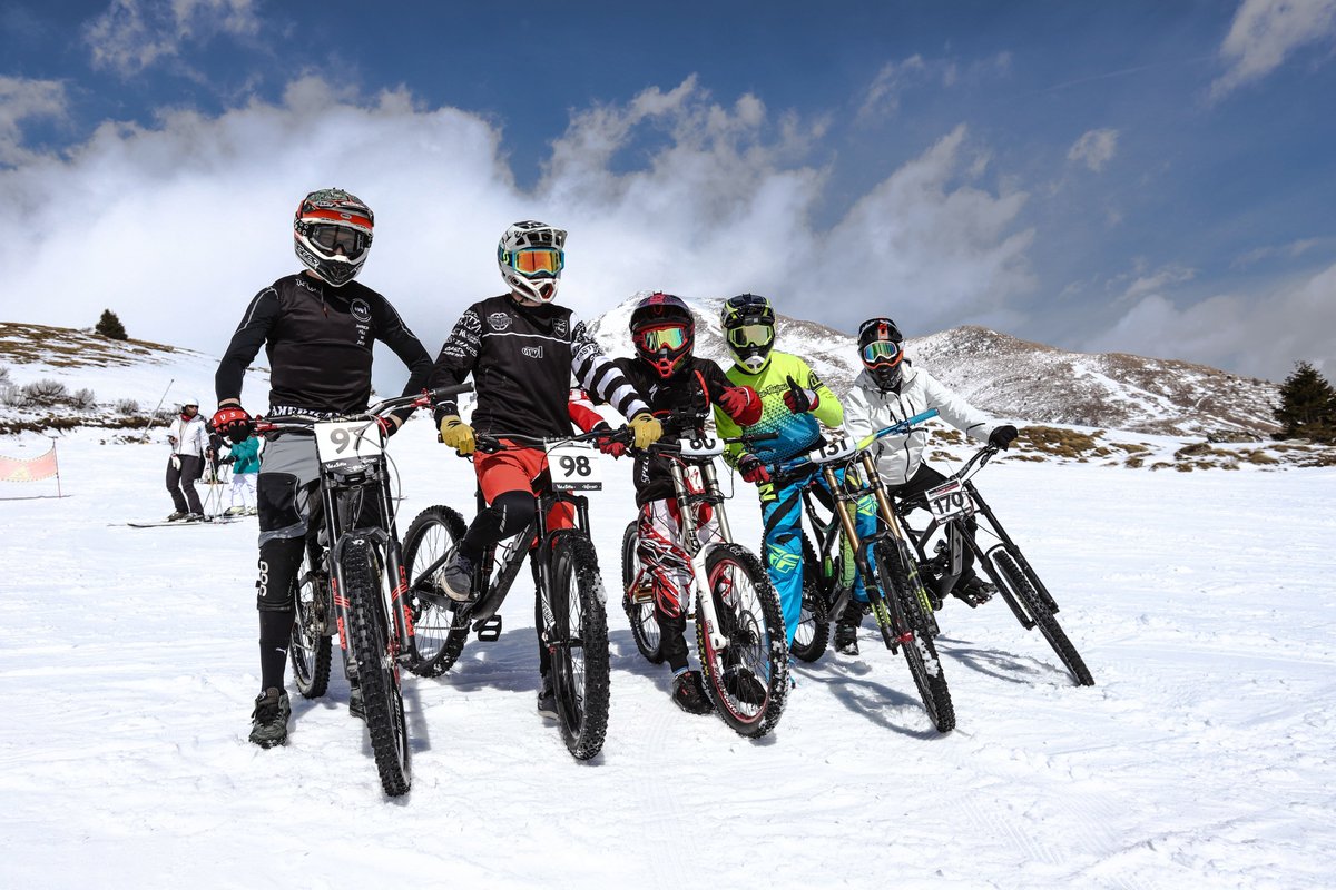 AptValdiSole's tweet photo. Mancano solo 10 giorni alla gara #bike più pazza di tutto l'#inverno: sabato 15 febbraio, è tempo di #LaWinterDh, la sfida #downhill sulla #neve a Passo Tonale.
Sei ancora in tempo per iscriverti? O preferisci esserci come spettatore?

Per tutte le info: https://t.co/9kTgdZBdjX https://t.co/ZtG79l3jdh