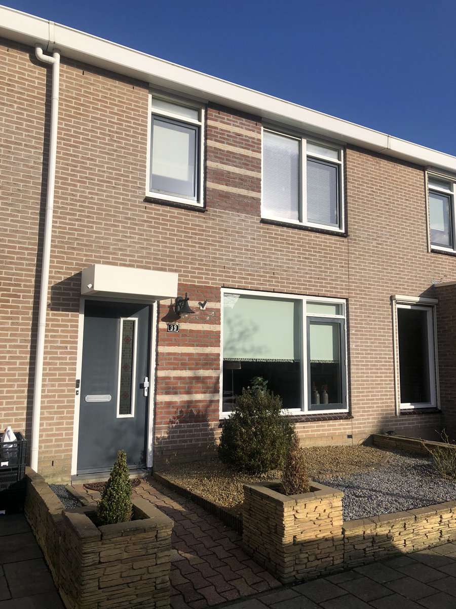 Nieuw in verkoop: Tuinfluiter 39. Tussenwoning met aanbouwkeuken over de gehele breedte van de woning en 5 slaapkamers bekijk de foto’s hlvastgoed.com/292/Urk-Tuinfl… en kom langs op de kijkdag.