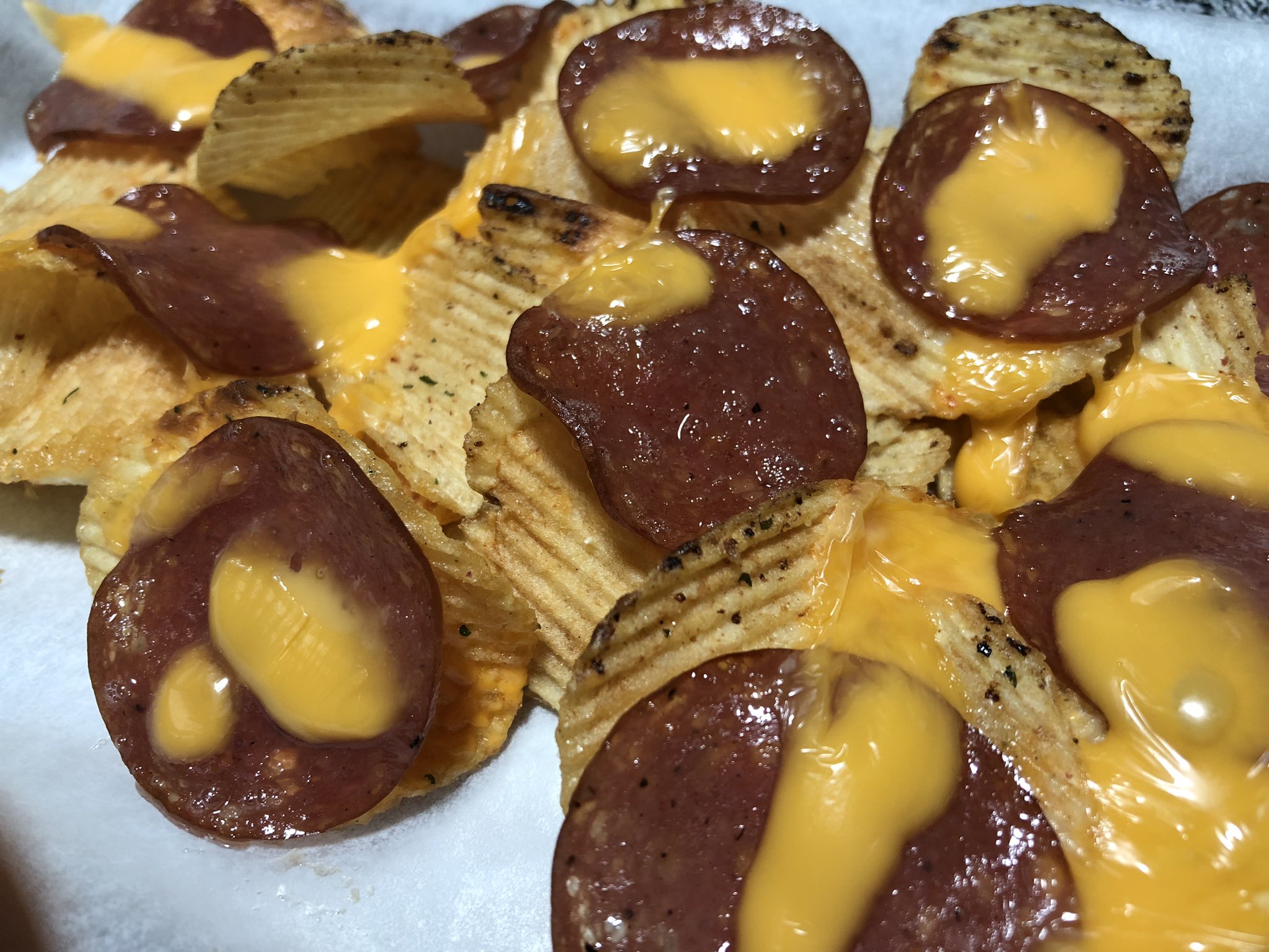 Mimico ネットで見かけたおつまみ ピザポテトにスライスサラミとチェダーチーズを乗せてトースターで5分 最高においしかった 大好きなレモンサワーにこれ 悪魔のおつまみやな でぶまっしぐら 悪魔のおつまみ ピザポテト ピザポテトアレンジ