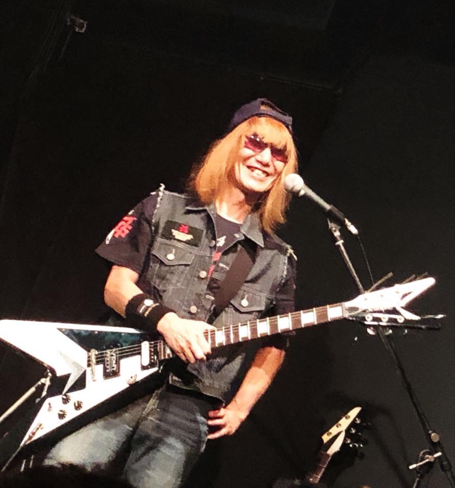 来月久しぶりに白黒ギターで某所ステージに立つ。。

地方だけど。。