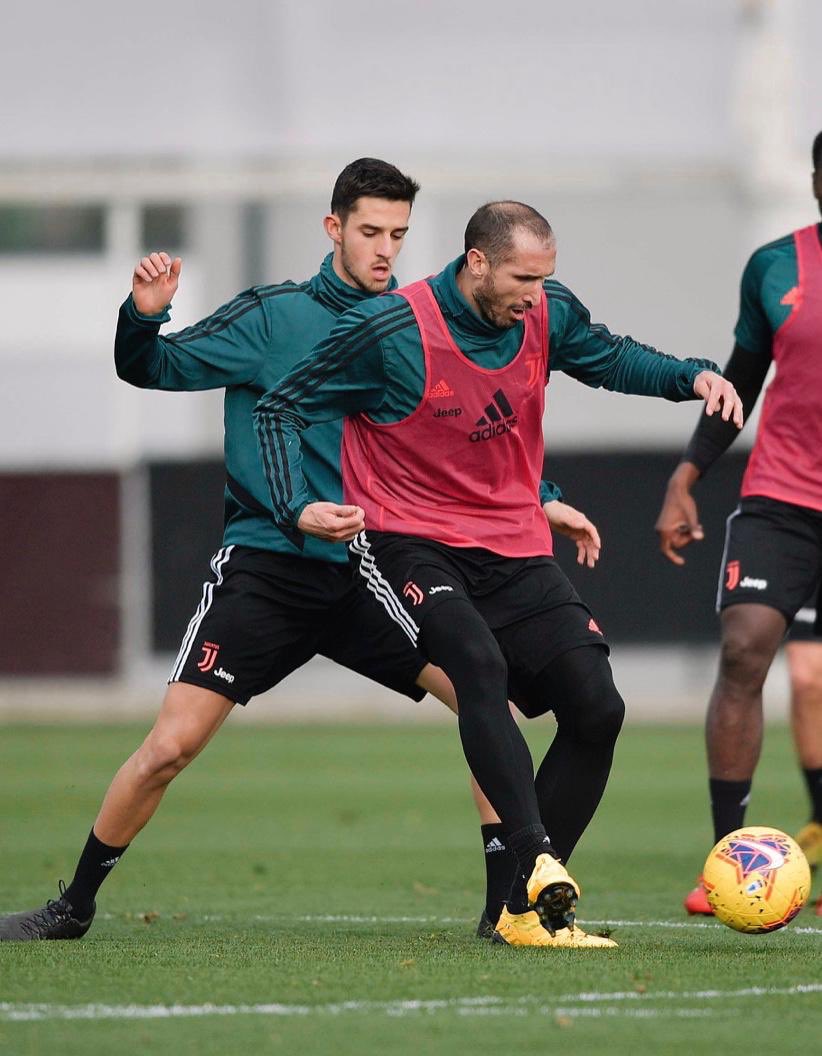 gol_marques's tweet photo. Tras su debut en la #U23 de la @juventus, Marqués sigue sumando entrenamientos con el primer equipo bianconero desde su llegada. ¿Se imaginan algún día el tridente CR7, Dybala & Marqués?👏👏. Grande panita 🇻🇪🇪🇸 #VenEx #FutVe #Juventus #finoallafine #AlejandroMarques https://t.co/J76nTwwKta
