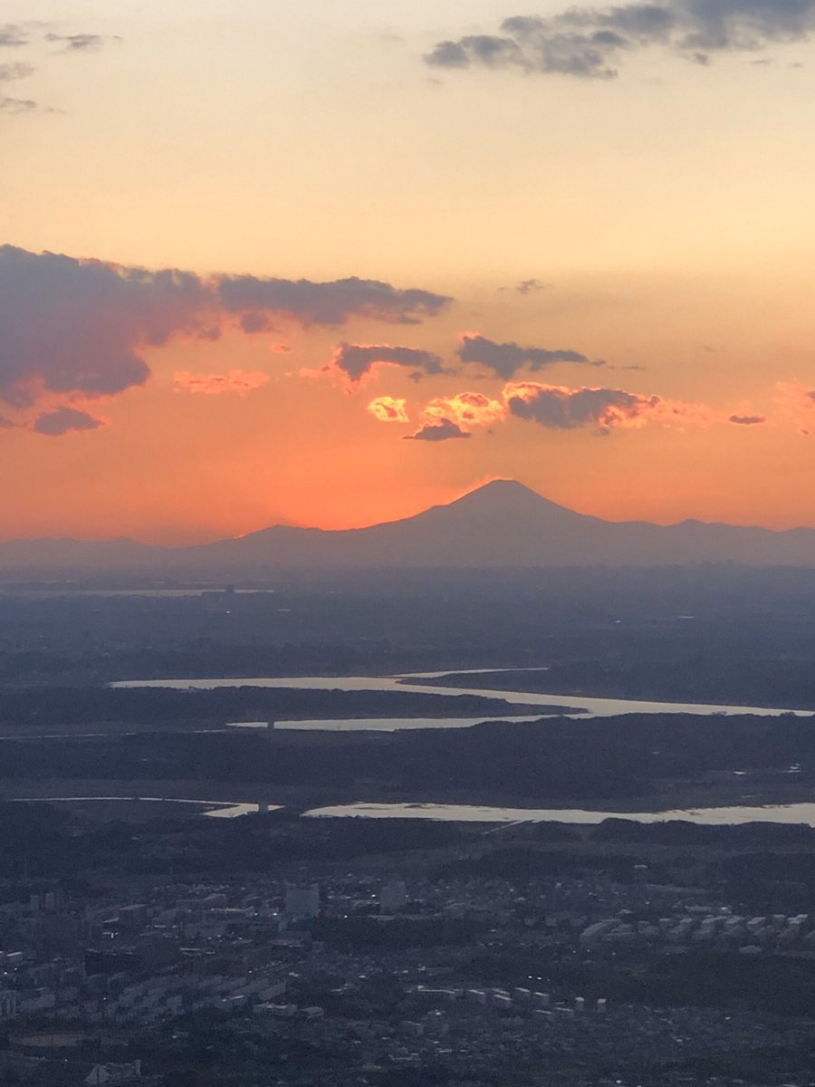 TimKirkToray's tweet photo. Greeted with a beautiful sunset view of Mount Fuji while on the upwind from Narita 34L.  @united 804 NRT-IAD https://t.co/PN1TvnJjVb