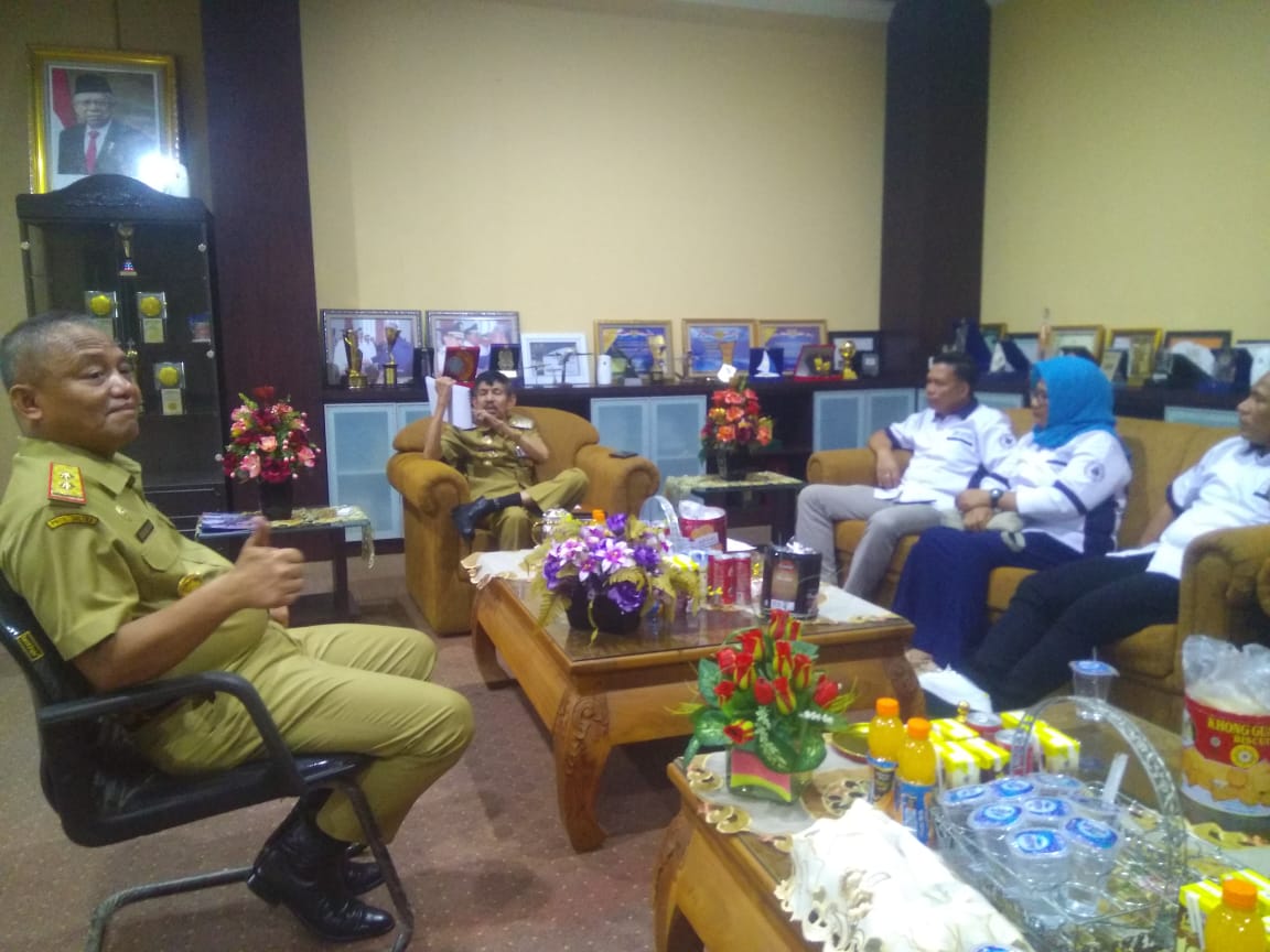 MuhtarRoni's tweet photo. DEMI KEPTON:
. 
. 
MENDAMPINGI Bapak Wali Kota Baubau, Dr H AS Tamrin menerima Barisan Nasional Pendukung Percepatan Kepton (BNP2K) yang membahas ihwal pemekaran Provinsi Kepulauan Buton (Kepton). 
. 
. 
#RoniMuhtar https://t.co/EgkNzft9bd