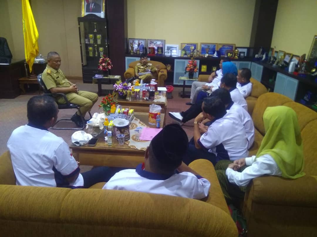 MuhtarRoni's tweet photo. DEMI KEPTON:
. 
. 
MENDAMPINGI Bapak Wali Kota Baubau, Dr H AS Tamrin menerima Barisan Nasional Pendukung Percepatan Kepton (BNP2K) yang membahas ihwal pemekaran Provinsi Kepulauan Buton (Kepton). 
. 
. 
#RoniMuhtar https://t.co/EgkNzft9bd