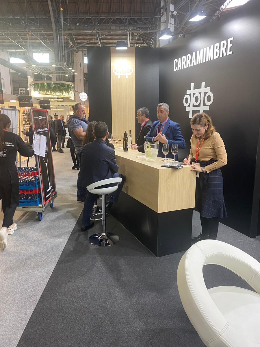 vinocarramimbre's tweet photo. Seguimos en la última jornada de #BarcelonaWinwWeek🍷 ven a visitarnos y conocer nuestros vinos y sus aromas.
Ya se han acercado algunos curiosos y amigos.

Nos podéis encontrar en el Pabellón 8, stand B500 @vinocarramimbre https://t.co/vF2zsL5QBe