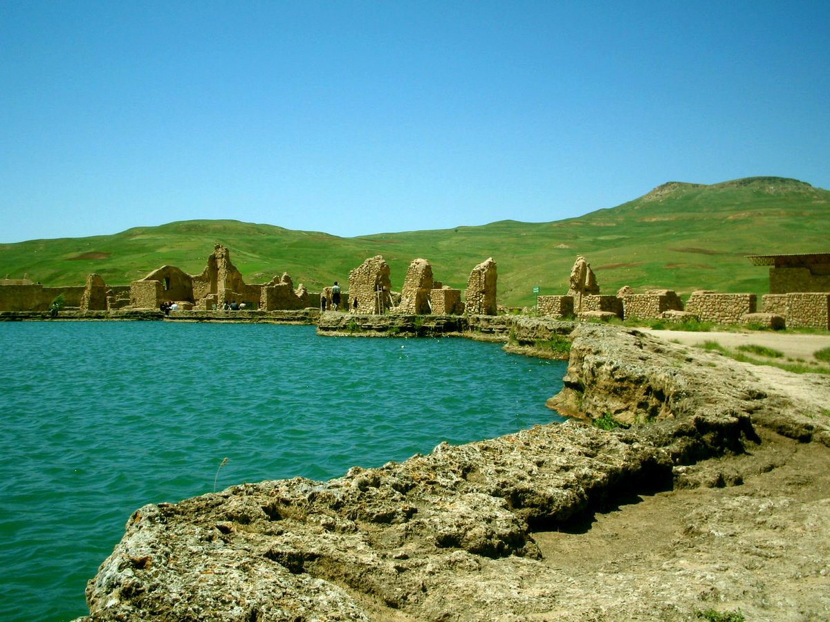 Another ancient site for my Iranian cultural heritage site thread. Takht-e Soleymān (Persian for Solomon's Throne), is an ancient city and a Zoroastrian temple complex. It is in northwestern Iran in Western Azerbaijan province. It was made a UNESCO World Heritage site in 2004.